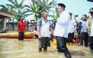 Wagub Jateng, Taj Yasin Maimoen, meninjau para korban bencana banjir di Desa Tanggirejo, Kecamatan Tegowanu, Kabupaten Grobogan, Rabu (21/5).(Dok Humas)