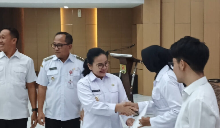 Wali Kota Semarang, Agustina, menyerahkan SK pengangkatan kepada 301 CPNS hasil seleksi tahun 2024 yang digelar di Aula Balai Kota Semarang, Rabu (21/5).(BahteraJateng)