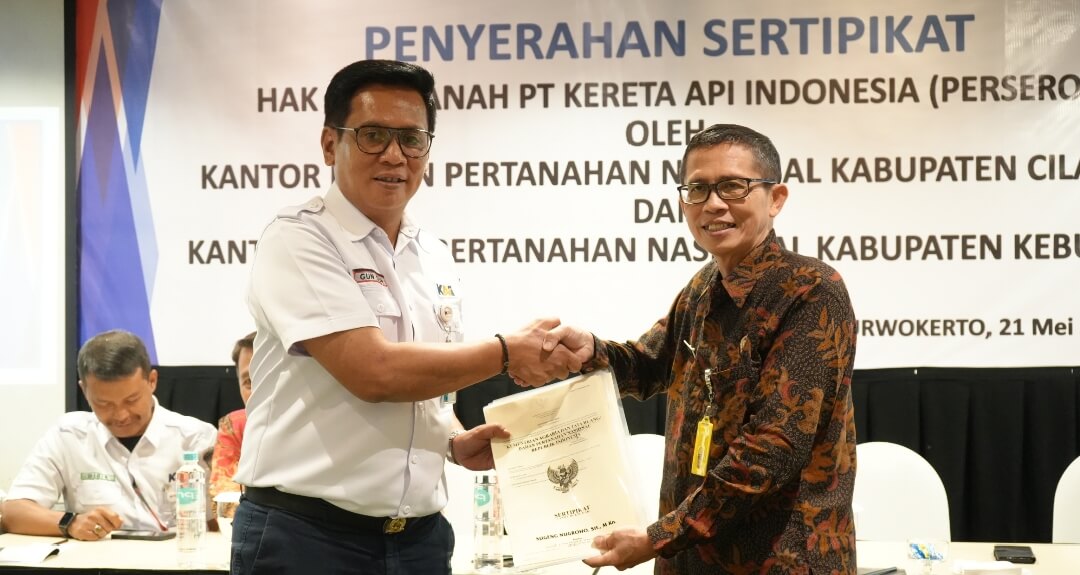 Kepala BPN Kebumen, Mokhamad Imron (kanan), menyerahkan sertipikat tanah kepada Vice President Daop 5 Purwokerto, Gun Gun Nugraha (kiri), Rabu (21/5).(Dok Humas)