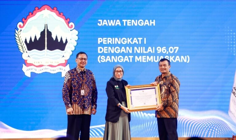 Gubernur Jateng, Ahmad Luthfi menerima dua penghargaan dari ANRI, di Jakarta, Kamis (22/5).(Dok Humas)