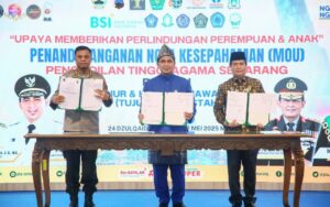 Wagub Jateng, Taj Yasin Maimoen, menandatangani MoU bersama Pengadilan Tinggi Agama Semarang, Polda Jateng, dan 17 Stakeholder di Gedung Grhadika Bakti Praja, Semarang, Kamis (22/5).(Dok Humas)