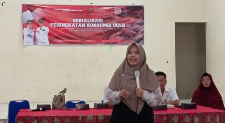 Anggota Komisi C DPRD Kota Semarang, Dini Inayati, bersama Dinas Perikanan Kota Semarang, menggelar sosialisasi gerakan gemar makan ikan di Kelurahan Sambiroto, Selasa (21/5).(Foto Ist)