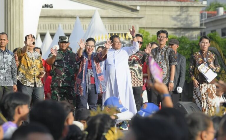 Wali Kota Semarang, Agustina, menyapa warga yang datang meramaikan acara Karnaval Paskah 2025, Jumat (23/5).(Dok Humas)