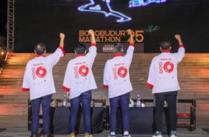 Sekda Jateng, Sumarno dalam peluncuran Bank Jateng Borobudur Marathon 2025, di Kampung Seni Borobudur, Kabupaten Magelang, Jumat (23/5).(Dok Humas)