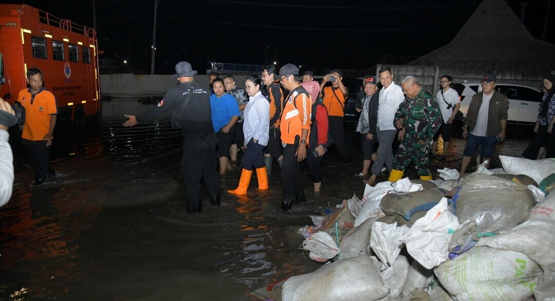 Wali Kota Semarang, Agustina, meninjau langsung lokasi jebolnya pagar tanggul laut di kawasan Pelabuhan Tanjung Emas, Jumat malam (23/5). (Dok Humas)