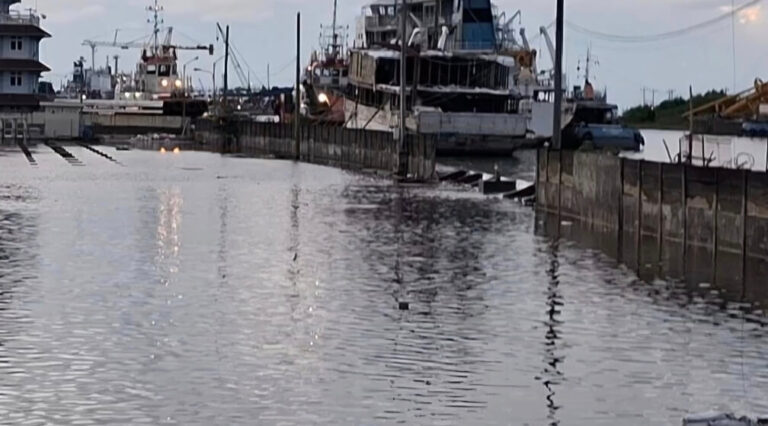 Pagar tanggul laut di kawasan Pelabuhan Tanjung Emas, Semarang jebol pada Jumat (23/5) sore.(Foto Ist)
