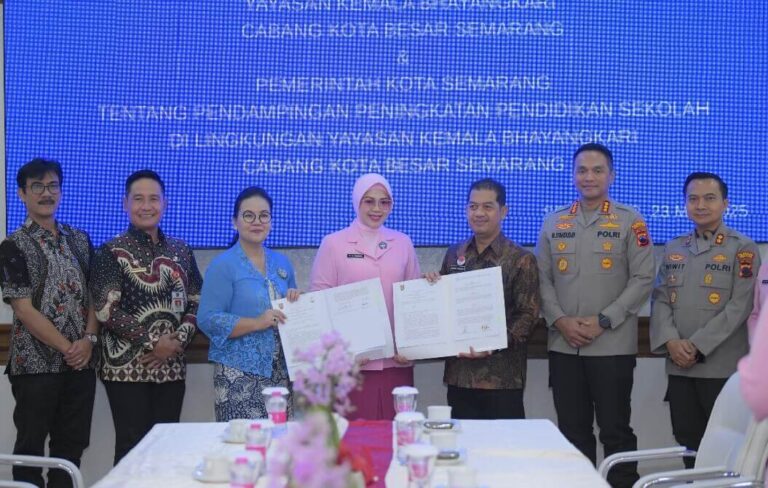 Tingkatkan Kualitas PAUD, Pemkot Semarang resmi menandatangani Nota Kesepahaman (MoU) dengan Yayasan Kemala Bhayangkari Cabang Kota Besar Semarang pada Jumat (23/5) di Ruang Rapat Wali Kota Lantai 8.(Dok Humas)