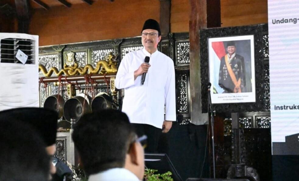 Mensos Saefulah Yusuf, saat bertemu dengan para Pilar sosial TKSK (Tenaga Kesejahteraan Sosial Kecamatan) dan PKH (Program Keluarga Harapan) Banjarnegara di Pendopo Dipayudha Adigraha, Minggu (25/5).(Foto Ist)