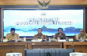 Gubernur Jateng, Ahmad Luthfi saat memimpin rapat koordinasi penanganan banjir di Kantor Gubernur Jawa Tengah, Senin (26/5).(Dok Humas)