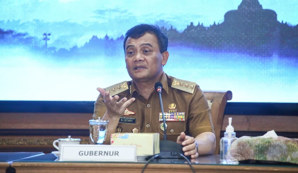 Gubernur Jateng, Ahmad Luthfi saat memimpin rapat koordinasi penanganan banjir di Kantor Gubernur Jawa Tengah, Senin (26/5).(Dok Humas)