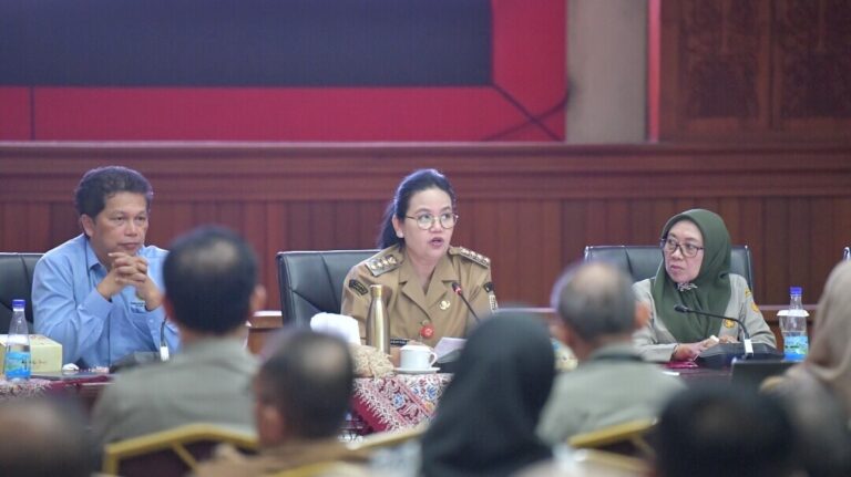 Wali Kota Agustina, dalam Rapat Koordinasi Percepatan Pembentukan Koperasi Kelurahan Merah Putih di Balai Kota Semarang, Senin (26/5).(Dok Humas)