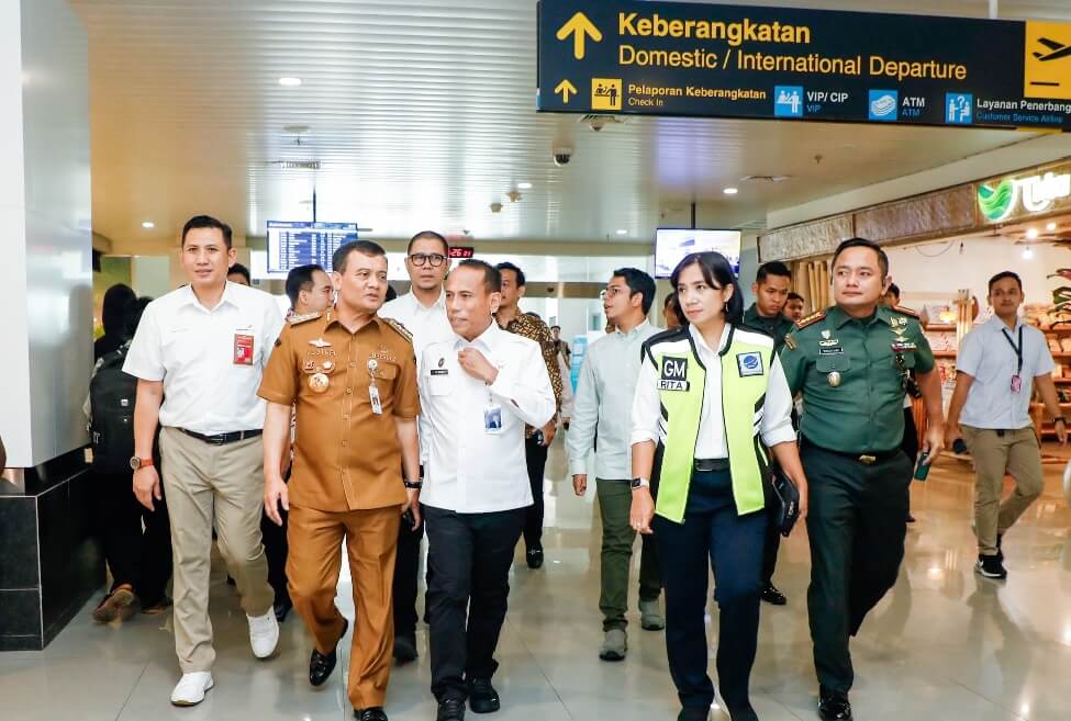 Gubernur Jateng, Ahmad Luthfi saat mengunjungi bandara Internasional Ahmad Yani Semarang.(Dok Humas)