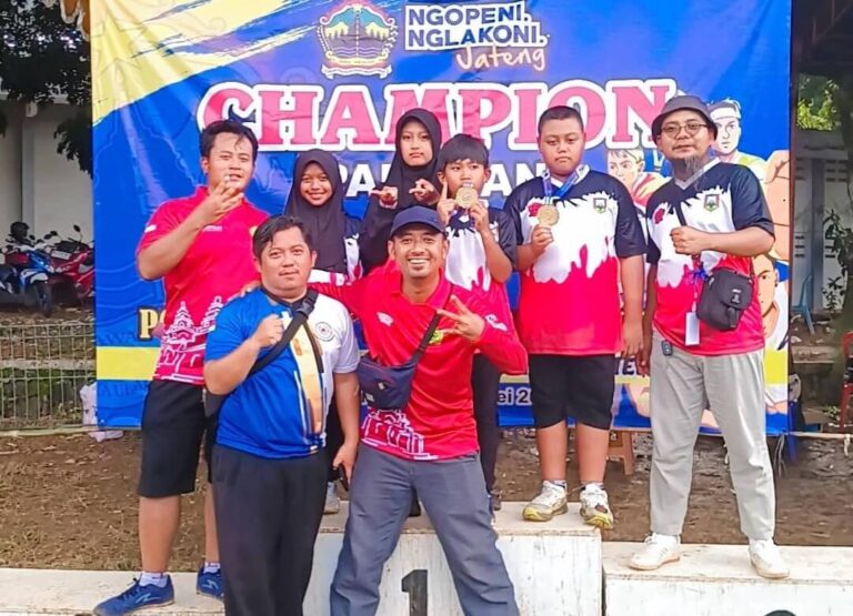 Ketua Harian Perpani Kab. Semarang Wahyu Jk, foto bersama dengan atlet Perpani dalam ajang Kejurprov Junior dan Popda Jateng SD 2025.(Foto Ist)