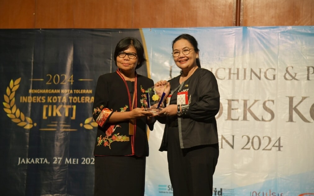 Wali kota Semarang, Agustina menerima penghargaan dari SETARA Institute atas raihan Kota Semarang mendapatkan peringkat ke-3 nasional pada Indeks Kota Toleran (IKT) 2024 di Hotel Bidakara, Jakarta Selatan, Selasa (27/5).(Dok Humas)