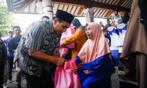Gubernur Jateng Ahmad Luthfi bersama Wagub Taj Yasin menyerahkan bantuan secara simbolis dalam acara silaturahmi bersama tokoh agama dan tokoh masyarakat di Pendapa Kabupaten Pati, Selasa (27/5).(Dok Humas)
