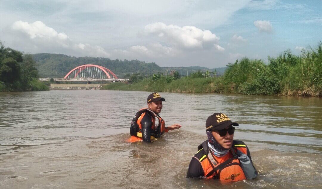 Tim SAR gabungan melakukan pencarian terhadap remaja yang tenggelam di Sungai Kalikuto, Selasa (27/5).(Foto Ist)