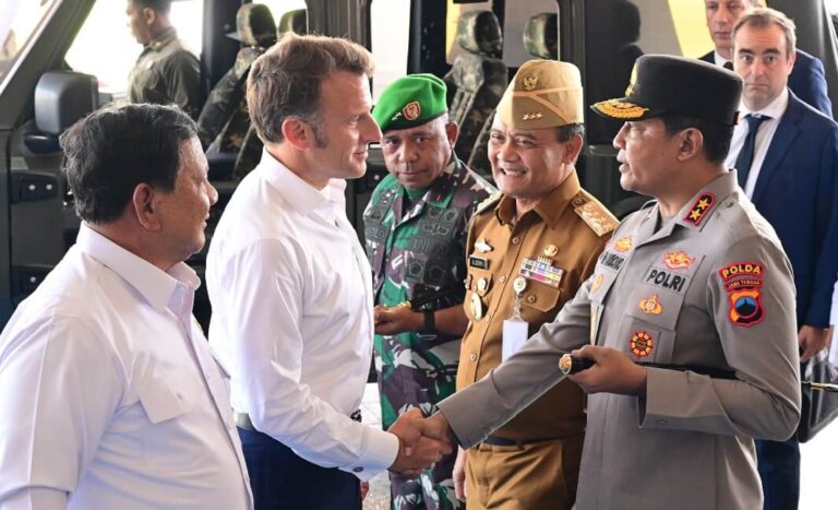Gubernur Jateng, Ahmad Luthfi, mendampingi Presiden RI Prabowo Subianto dan Presiden Prancis Emmanuel Macron dalam kunjungan kerja ke Akmil dan Candi Borobudur di Kabupaten Magelang, Kamis (29/5).(Dok Humas)