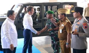 Gubernur Jateng, Ahmad Luthfi, mendampingi Presiden RI Prabowo Subianto dan Presiden Prancis Emmanuel Macron dalam kunjungan kerja ke Akmil dan Candi Borobudur di Kabupaten Magelang, Kamis (29/5).(Dok Humas)