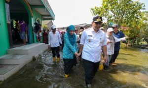 Wagub Jateng, Taj Yasin Maimoen, mengunjungi korban banjir di Dukuh Lengkong, Desa Sayung, Kecamatan Sayung, Kabupaten Demak pada Rabu (28/5).(Dok Humas)