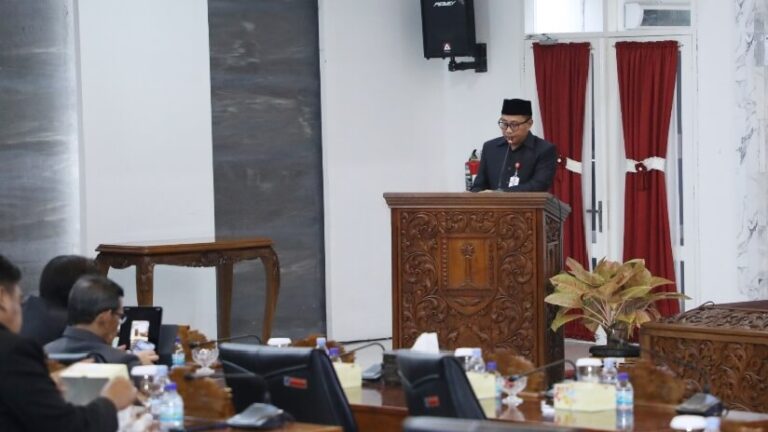 Wakil Wali Kota Semarang, Iswar Aminuddin, dalam Rapat Paripurna DPRD Kota Semarang pada pembahasan tingkat I perubahan Perda Kota Semarang No. 10 Tahun 2023 tentang Pajak Daerah dan Retribusi Daerah, Selasa (27/5).(Dok Humas)