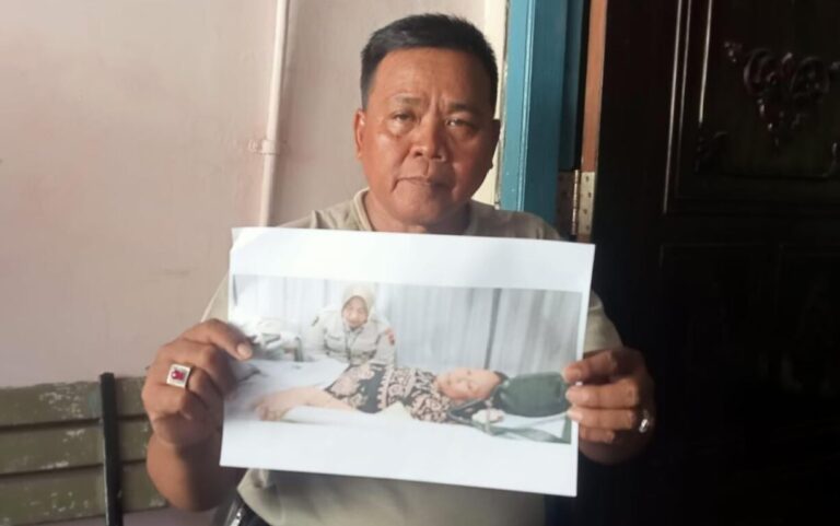 Dias Kuswoyo memperlihatkan foto istrinya saat dirawat di rumah sakit Bhayangkara Semarang.(Foto Ist)
