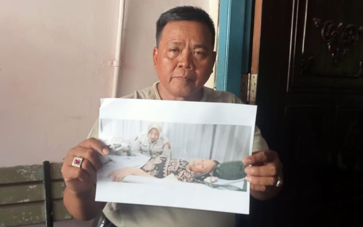 Dias Kuswoyo memperlihatkan foto istrinya saat dirawat di rumah sakit Bhayangkara Semarang.(Foto Ist)
