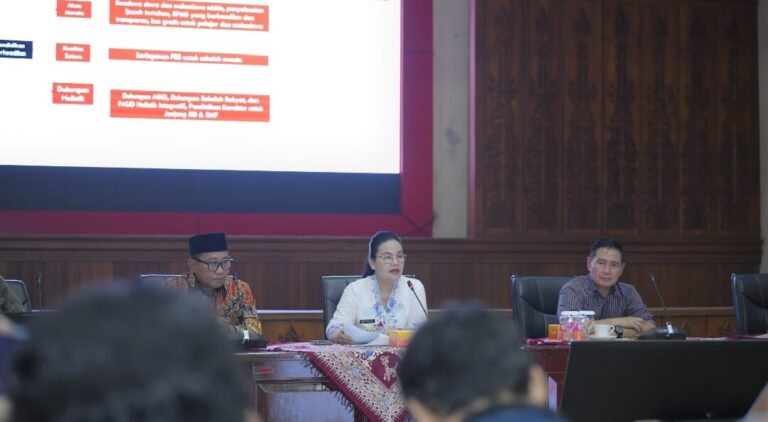 Wali Kota Semarang, Agustina, bersama Wakil Wali Kota Iswar Aminuddin memaparkan capaian Program 100 Hari Kerja yang berlangsung sejak Februari hingga Mei 2025, pada konferensi pers di Ruang Lokakrida, Balai Kota Semarang, Sabtu (31/5).(Foto Ist)