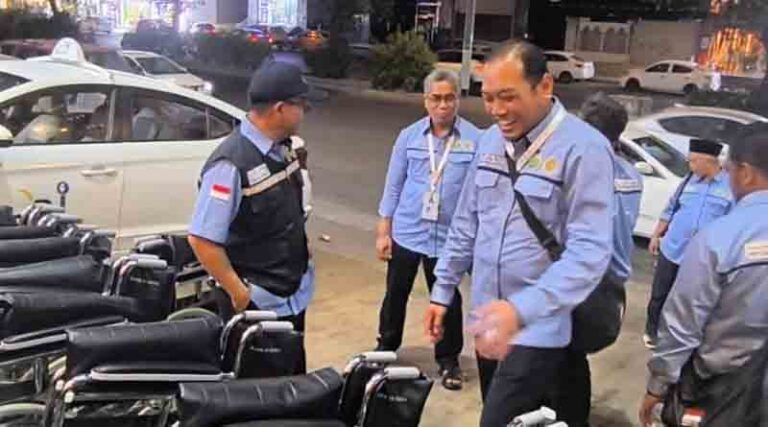 Warga Makkah Hibahkan Kursi Roda untuk Jemaah Haji Indonesia
