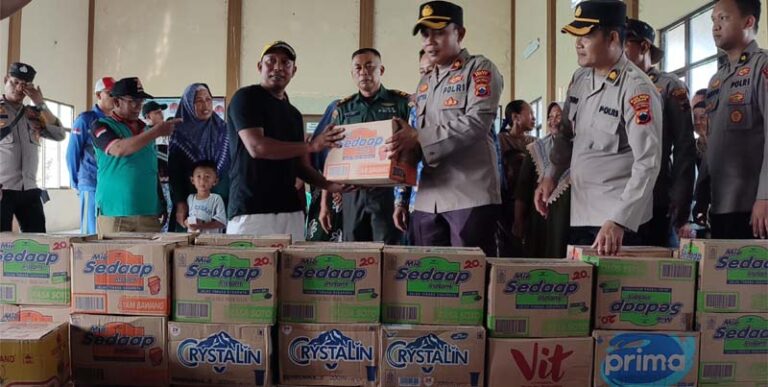 Polres Demak Beri Bantuan Korban Banjir