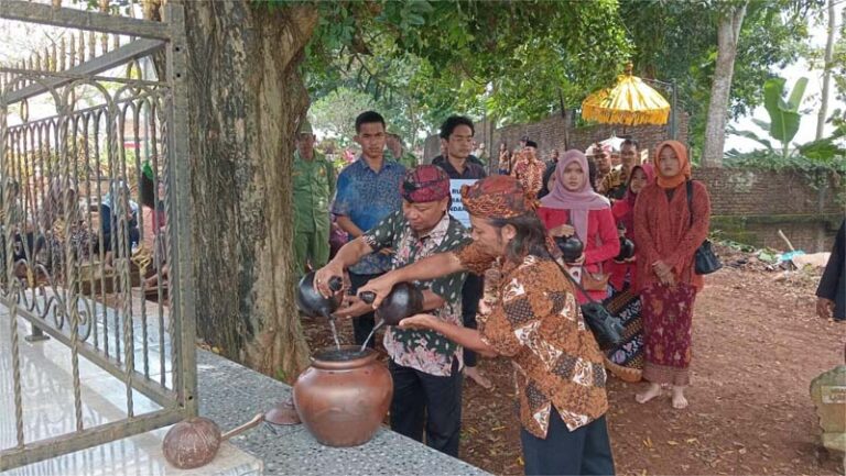 Warga Gunungpati Rawat Tradisi Apitan Jaga Lingkungan