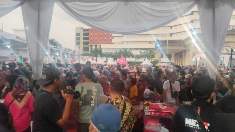 Ribuan warga rela berdesak-desakan demi menyemarakkan event Soto Vaganza, dalam rangkaian Hari Jadi ke-478 Kota Semarang, Minggu (4/5).(Dok Humas)