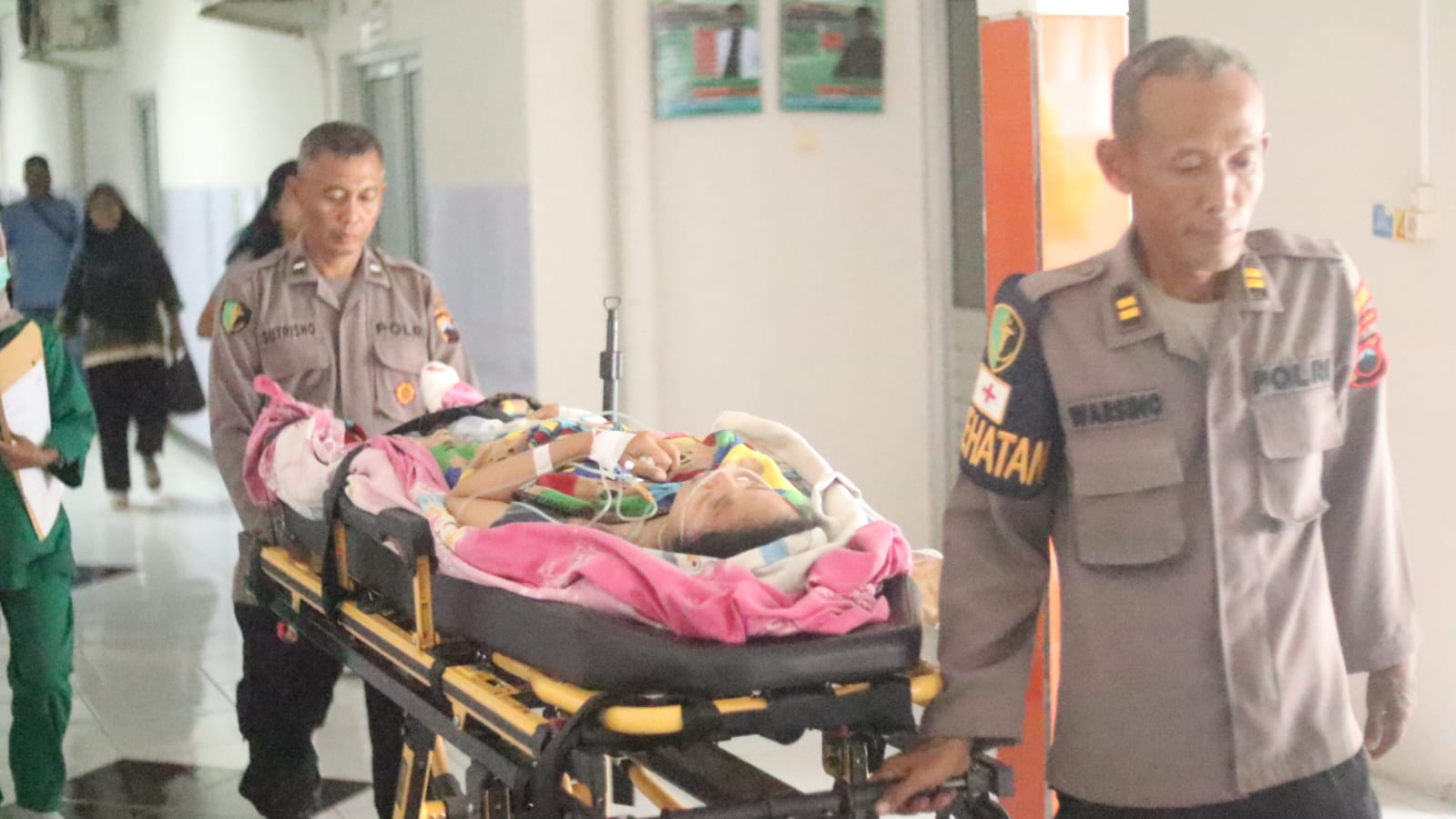 Polres Purworejo kawal tiga korban selamat yang sebelumnya dirawat di RSI Purworejo, dirujuk ke Rumah Sakit Tk. II dr. Soedjono (RST) Magelang, Jumat (9/5).(Foto Ist)