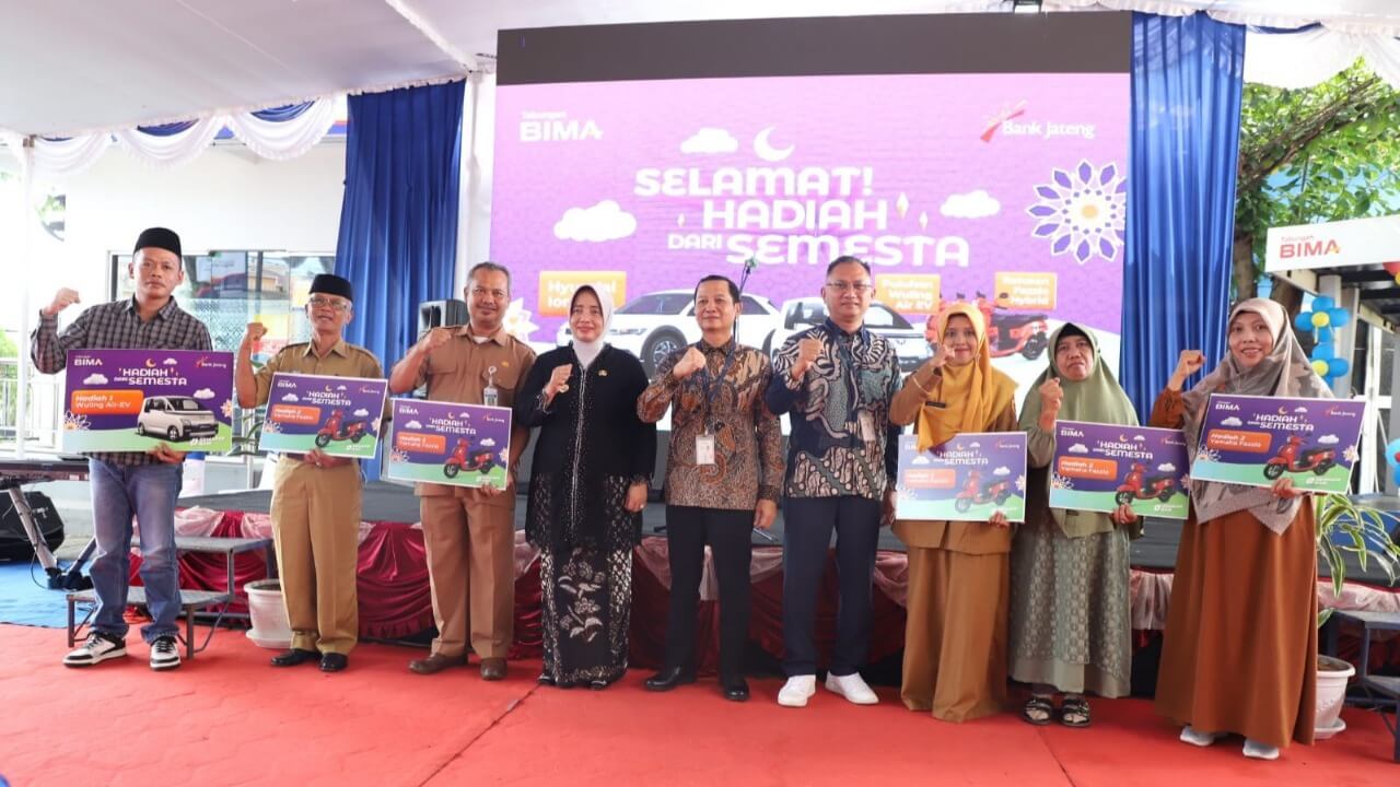 Pemimpin Bank Jateng Cabang Purworejo Jusuf Budiman (lima dari kiri) beserta Bupati Purworejo Hj Yuli Hastuti SH, (empat dari kiri) menyerahkan secara simbolis hadiah Undian Tabungan Bima Periode II Tahun 2024 di halaman Kantor Bank Jateng Cabang Purworejo, Selasa (22/4).(Dok Bank Jateng)