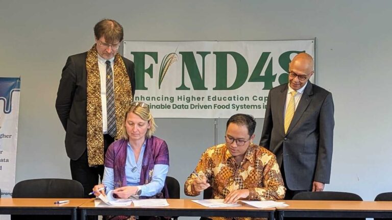 UNDIP bersama KU Leuven dan sembilan universitas mitra dari Indonesia dan Eropa menandatangani perjanjian penting dalam program Erasmus+ FIND4S, di Campus Gent Belgia, Rabu (20/5).(Dok Humas)