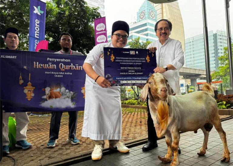 XLSMART Salurkan 112 Hewan Kurban di Idul Adha 2025