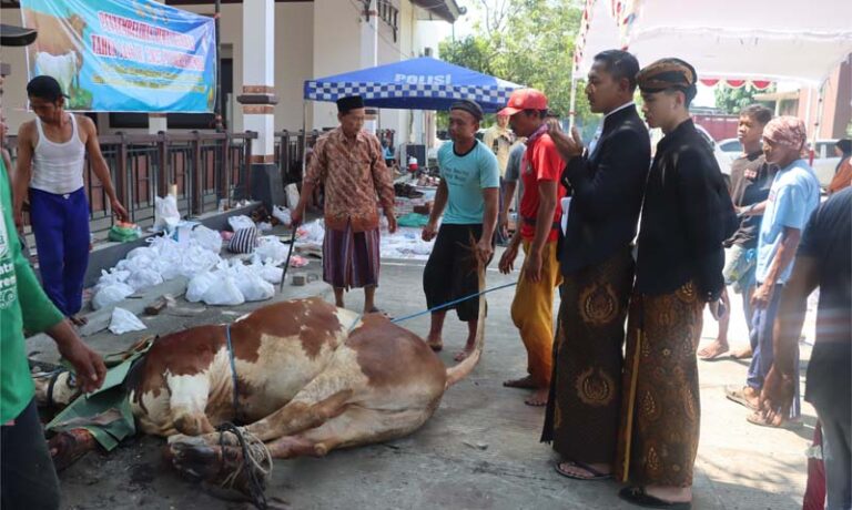 Polres Demak Bagikan Daging 11 Hewan Kurban