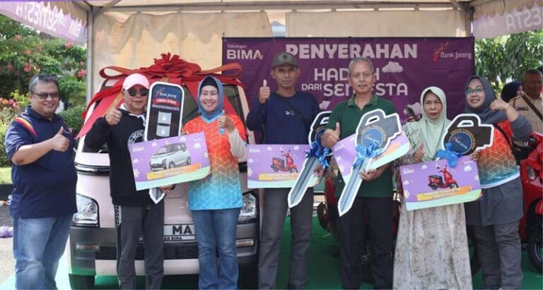 Bank Jateng Apresiasi Nasabah Setia, Guru SMP di Tegal Bawa Pulang Mobil Listrik Wuling Air EV