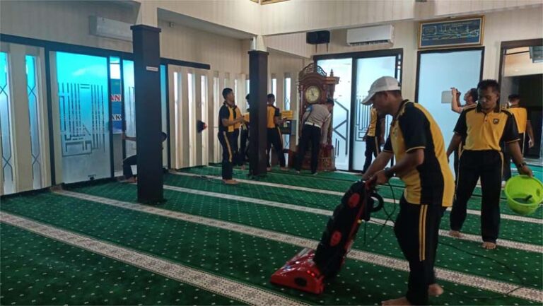 Polres Demak Bantu Bersihkan Sejumlah Masjid