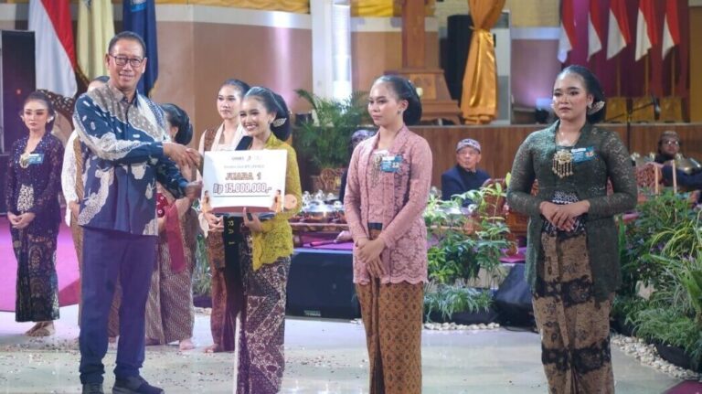 Entin Solichah, sinden muda berbakat asal Yogyakarta, berhasil meraih Juara I Sinden Idol 5 yang diselenggarakan UNNES, Sabtu (31/5).(Dok Humas)