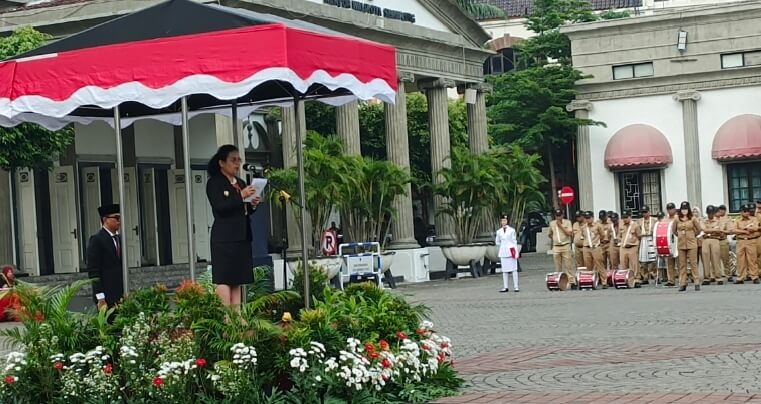 Wali Kota Agustina saat memimpin upacara peringatan Hari Lahir Pancasila di lapangan Balai Kota Semarang, Senin (2/6).(BahteraJateng)