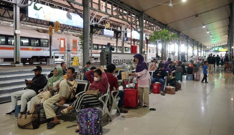 Penumpang kereta api di stasiun wilayah Daop 4 Semarang selama periode libur panjang Kenaikan Yesus Kristus.(Dok Humas)