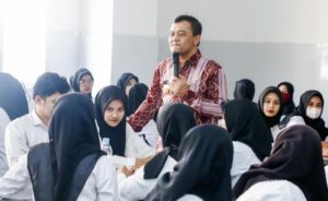 Gubernur Jawa Tengah Ahmad Luthfi meninjau sejumlah perusahaan di Kawasan Industri Kendal (KIK), Selasa (3/6).(Dok Humas)