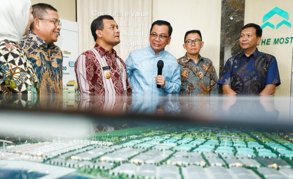 Gubernur Jawa Tengah Ahmad Luthfi meninjau sejumlah perusahaan di Kawasan Industri Kendal (KIK), Selasa (3/6).(Dok Humas)