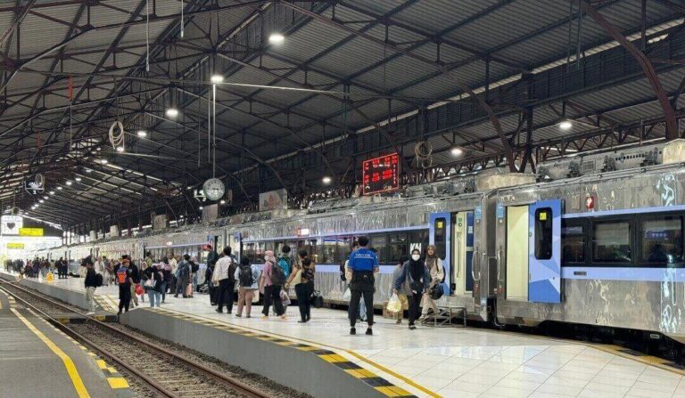PT KAI Daop 5 Purwokerto mencatat sebanyak 315.848 penumpang naik dan 327.728 penumpang turun dari berbagai stasiun di wilayah Daop 5 selama bulan Mei 2025.(Dok Humas)