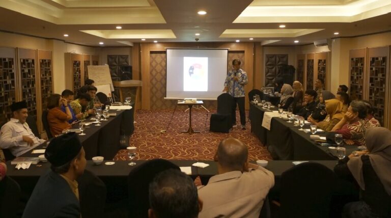 Mahasiswa Jurusan Hubungan Internasional (HI) FISIP UNDIP Semarang mengikuti pemutaran film dokumenter “Road to Resilience”, Selasa (3/6).(Foto Ist)