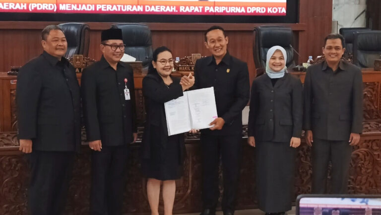 Wali Kota Agustina seusai menandatangani pengesahan perubahan atas Perda Nomor 10 Tahun 2023 tentang Pajak Daerah dan Retribusi Daerah dalam sidang paripurna DPRD, Rabu (5/6).(BahteraJateng)