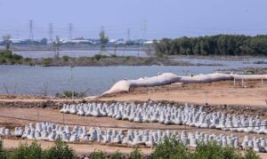 Kepala Balai Besar Pelaksanaan Jalan Nasional (BBPJN) Jawa Tengah-DI Yogyakarta, Khusairi, meninjau Proyek pembangunan Jalan Tol Semarang-Demak Seksi 1 (Kaligawe–Sayung) dan tanggul laut (giant sea wall), Kamis (5/6).(Dok Humas)