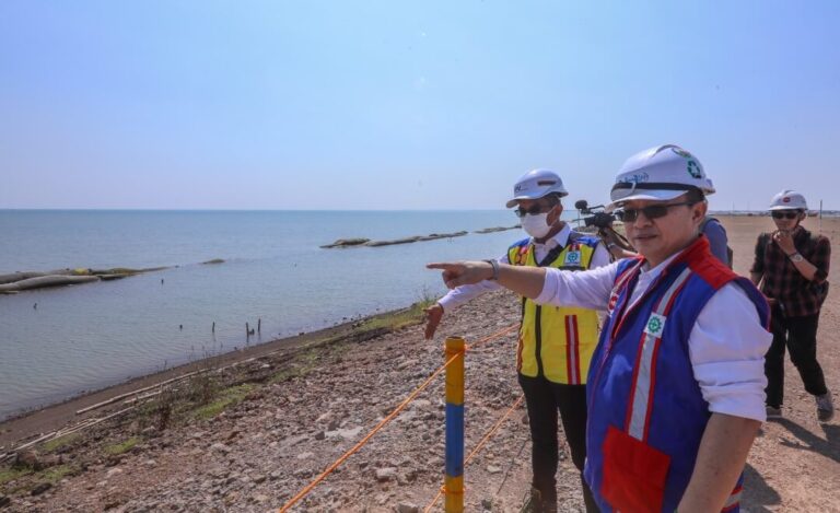 Kepala Balai Besar Pelaksanaan Jalan Nasional (BBPJN) Jawa Tengah-DI Yogyakarta, Khusairi, meninjau Proyek pembangunan Jalan Tol Semarang-Demak Seksi 1 (Kaligawe–Sayung) dan tanggul laut (giant sea wall), Kamis (5/6).(Dok Humas)