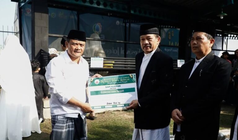 Gubernur Jawa Tengah, Ahmad Luthfi, melaksanakan Salat Iduladha 1446 Hijriah di Masjid Agung Jawa Tengah (MAJT), Kota Semarang, dan secara simbolis menyerahkan hewan kurban kepada panitia, Jumat (6/6).(Dok Humas)