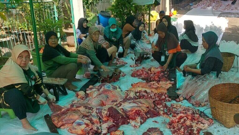 Panitia Masjid Darul Ulum Semarang, kompak melakukan pemotongan dan pengemasan daging kurban, Jumat (6/6).(Foto Ist)